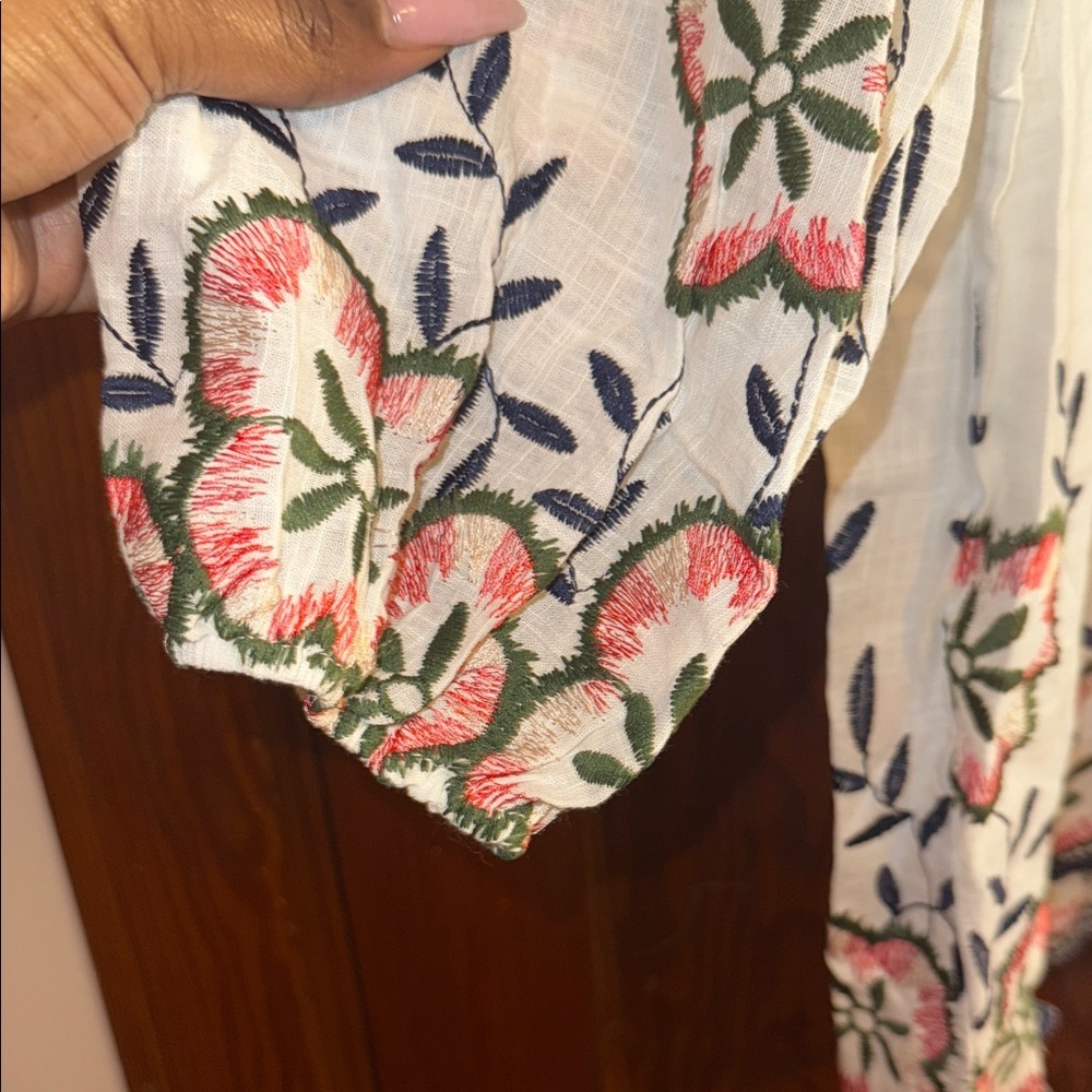 Elegant White Blouse with Floral Embroidery - Picture 6 of 7